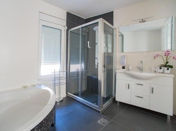 מוסטר Urban Suites & Apartments מראה חיצוני תמונה