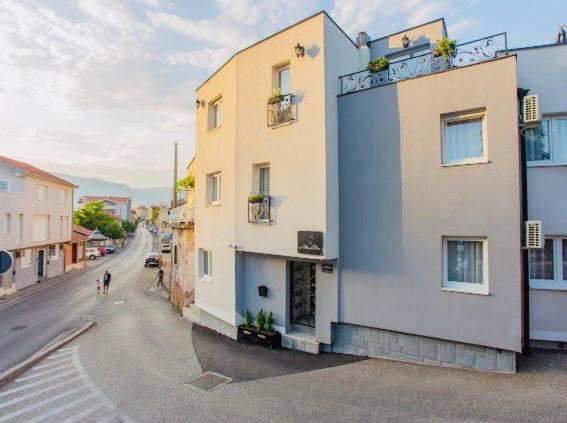 מוסטר Urban Suites & Apartments מראה חיצוני תמונה